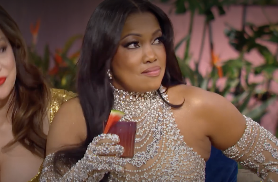 Sutton Stracke Apologizes to Garcelle Beauvais: "I Hate That This Has Happened" 7 Garcelle Beauvais Explains Her Shocking Exit From ‘RHOBH’ Reunion: “They’re All F*ing Aholes”