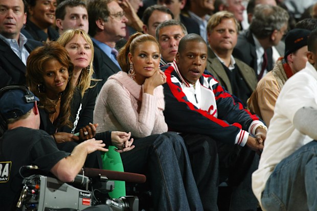 NEW YORK - JANUARY 08: Actress Kim Cattrall, Beyonce and Jay Z are seen at the New York Knicks v Rockets game at Madison Square Garden on January 08, 2004 in New York. (Photo by Ray Amati/Getty Images)